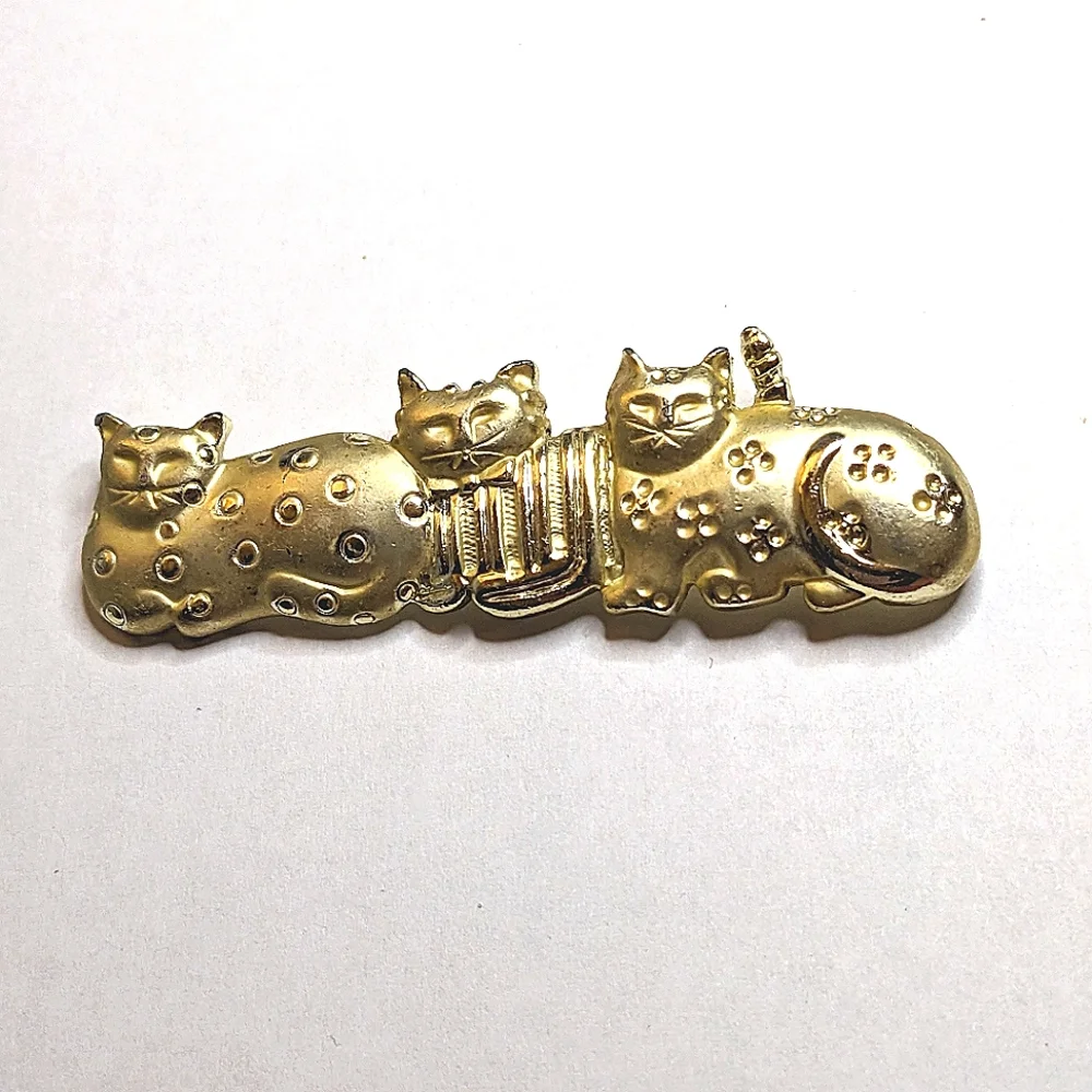 Collectible Vintage ART Signed Cat Trio Gold Tone Pin‎